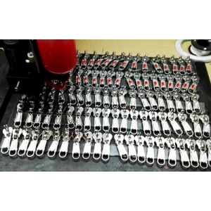 拉鏈頭高速點膠