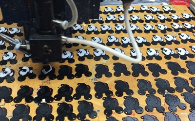 塑膠飾品點膠點漆