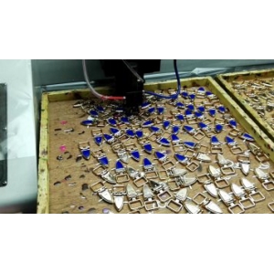 五金飾品任意方向擺放點膠