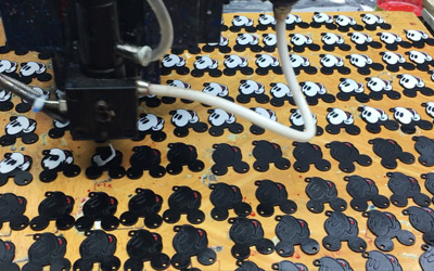 塑膠飾品點膠點漆