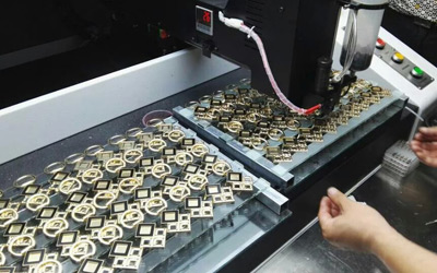 商標標牌點AB膠